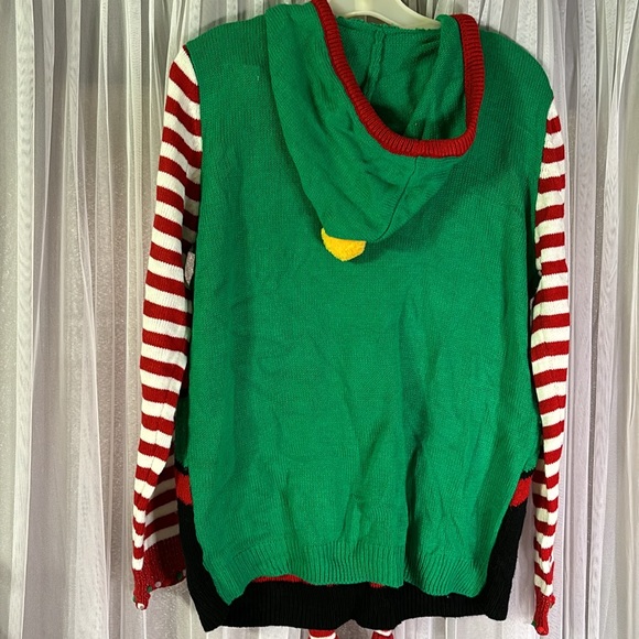 Very detailed Christmas sweater! - Picture 6 of 8